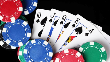 Hình ảnh thể hiện các mẹo và chiến lược để thắng lớn trong trò chơi Poker 5 lá